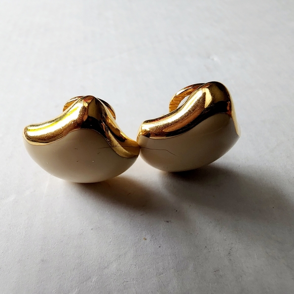 Vintage Trifari unique shaped cream enameled gold plated clip on earrings - Picture 3 of 9